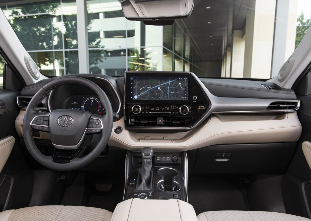 Tableau de bord incluant les technologies embarquées du Toyota Highlander 2024.