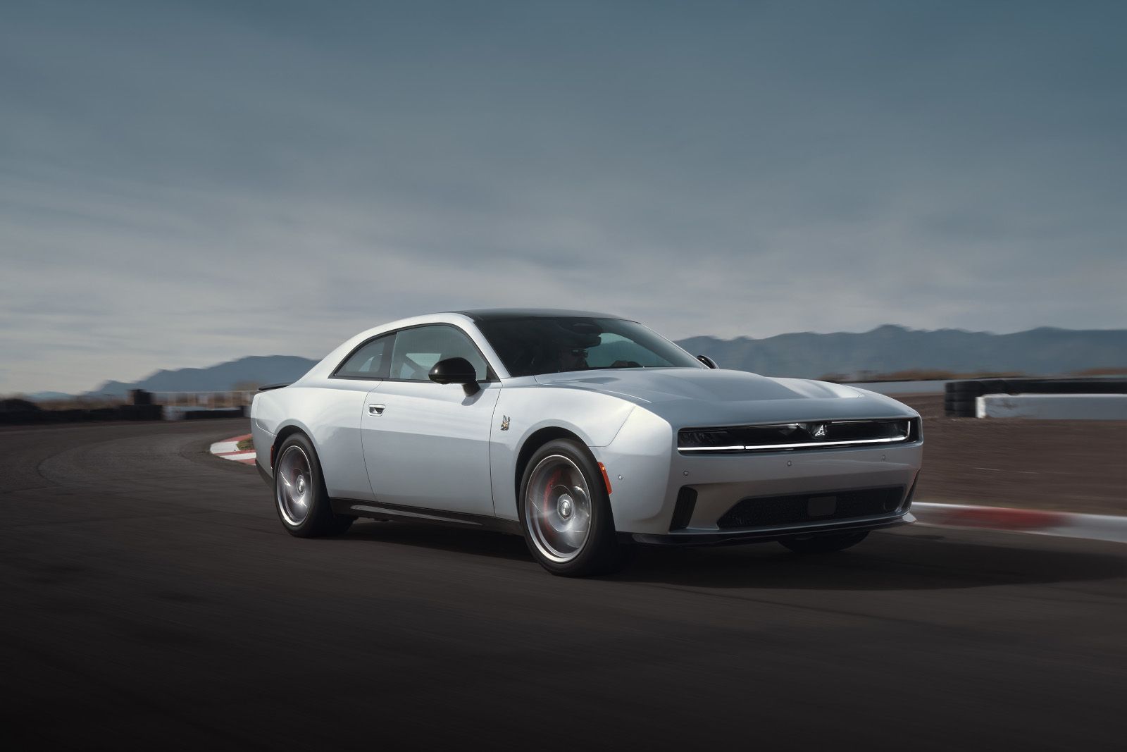 La Dodge Charger Daytona 2027 : port NACS natif et accès direct aux Superchargeurs pour les conducteurs québécois