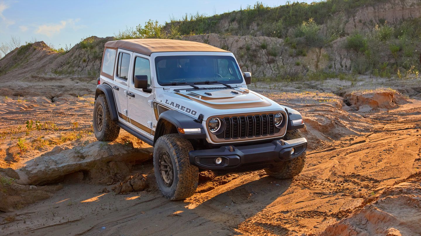 Le Jeep Wrangler Laredo 2027 revient avec le toit souple beige et l’ensemble Xtreme 35 de série