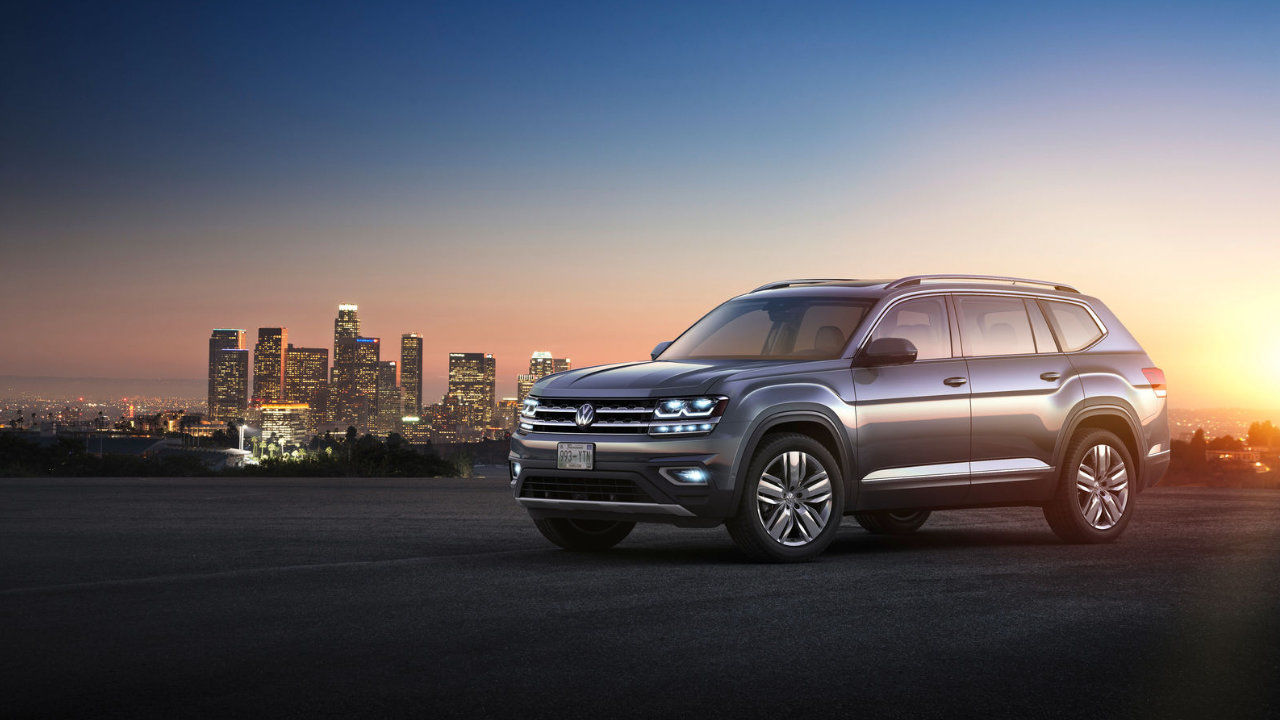 Front 3/4 view of the 2023 Volkswagen Atlas with a city in the background.