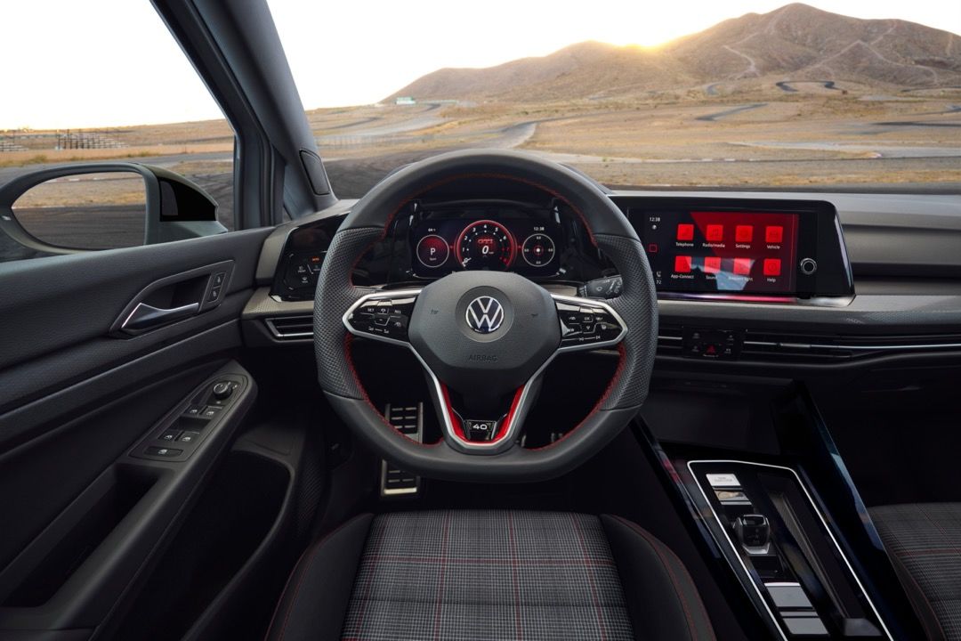 Vue conducteur de la Volkswagen Golf GTI 2023.