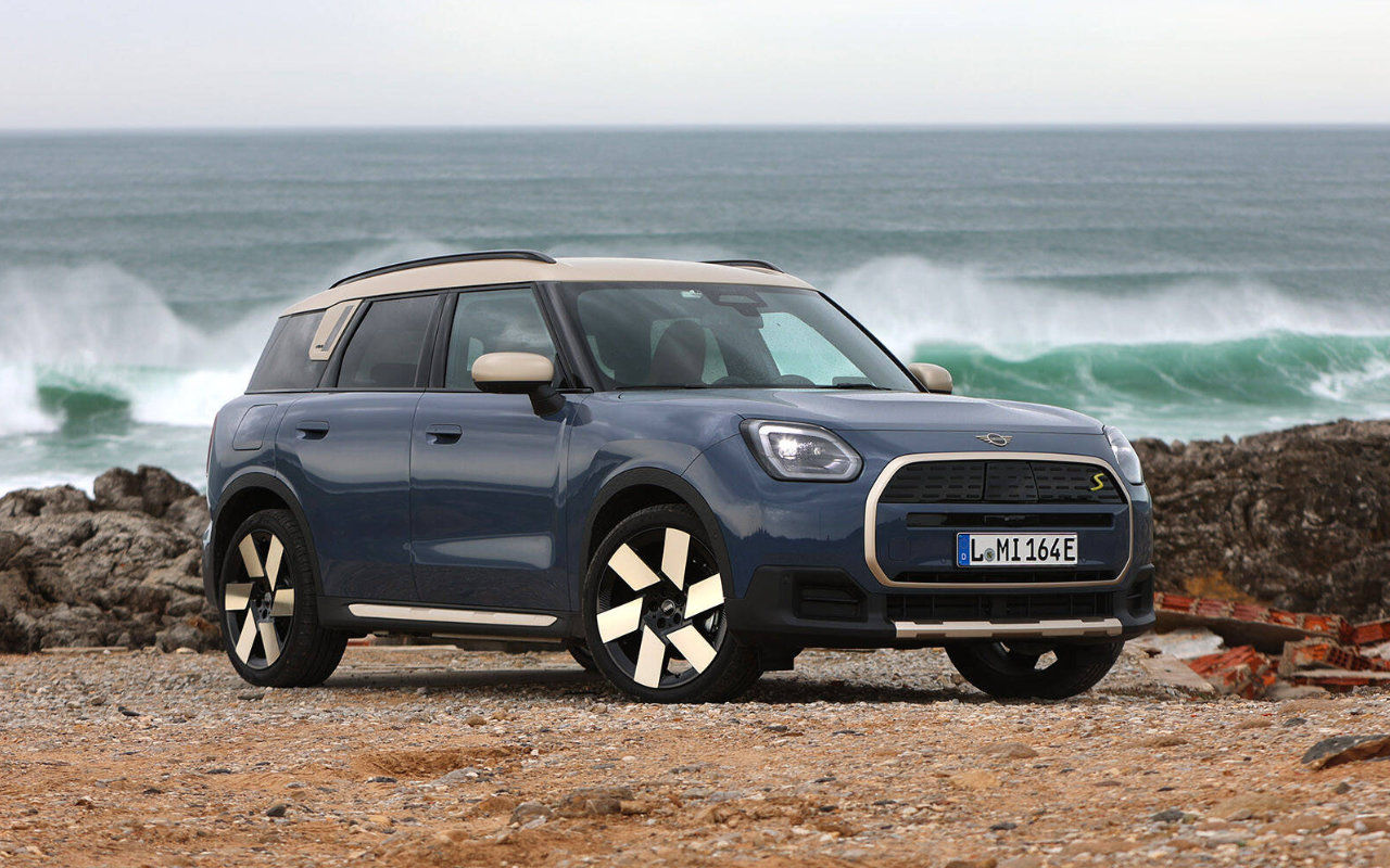 vue latérale avant d'un Mini Countryman électrique 2025