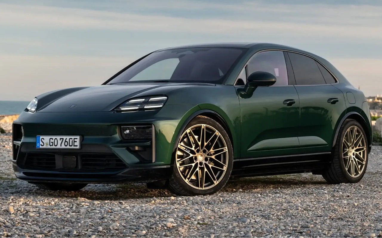 vue latérale avant d'une Porsche Macan EV 2025