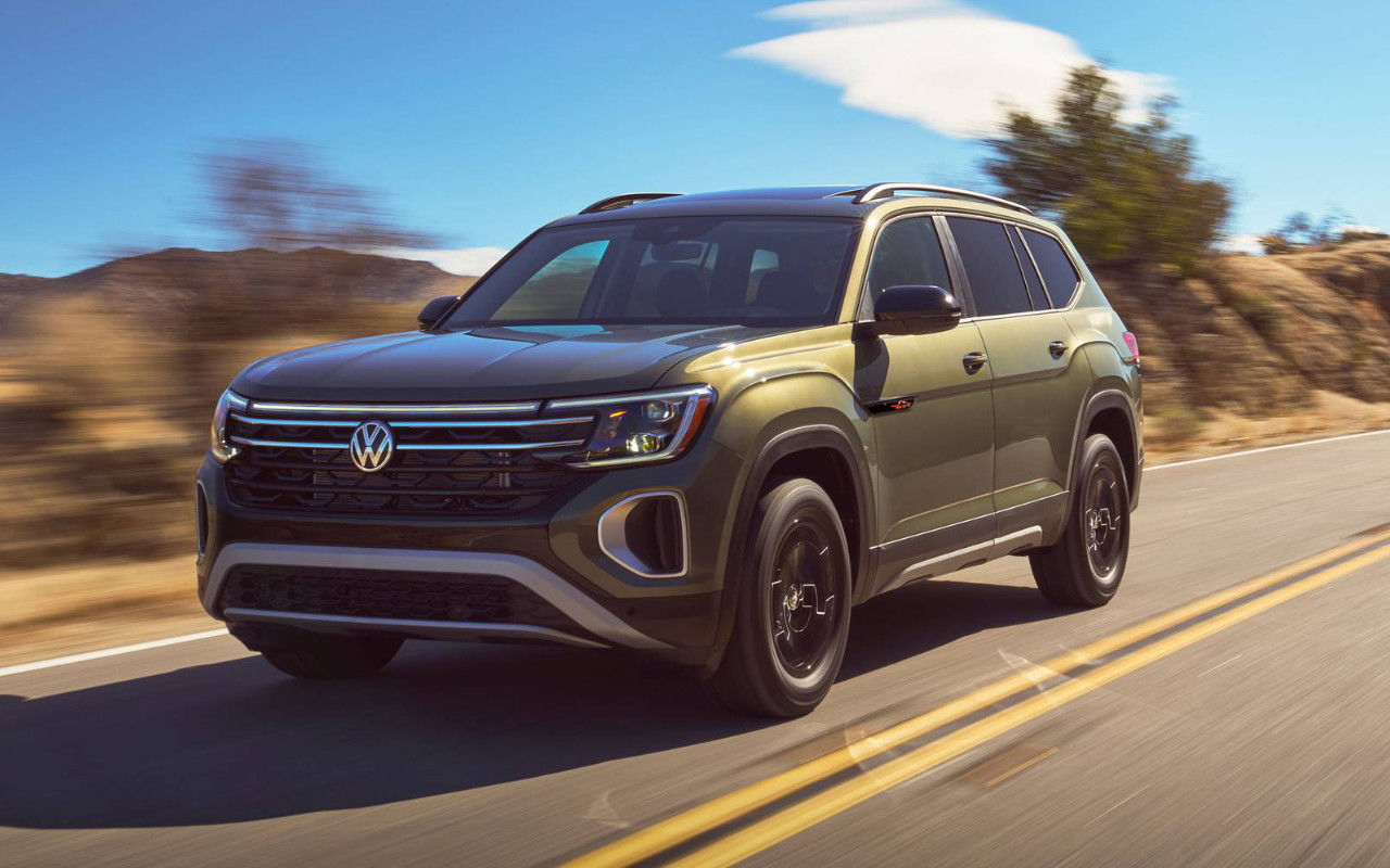 vue latérale avant d'une VW Atlas 2025 sur une route de campagne