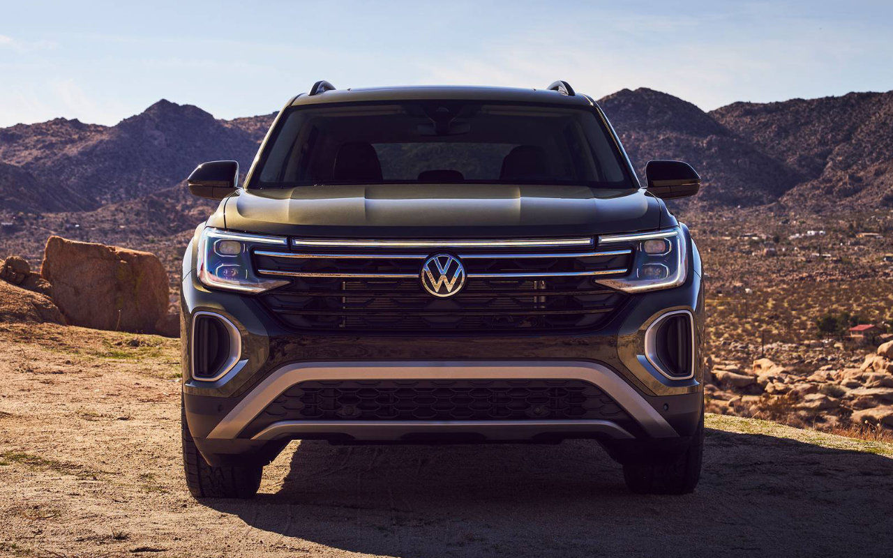 vue frontale d'une VW Atlas 2025 dans les montagnes