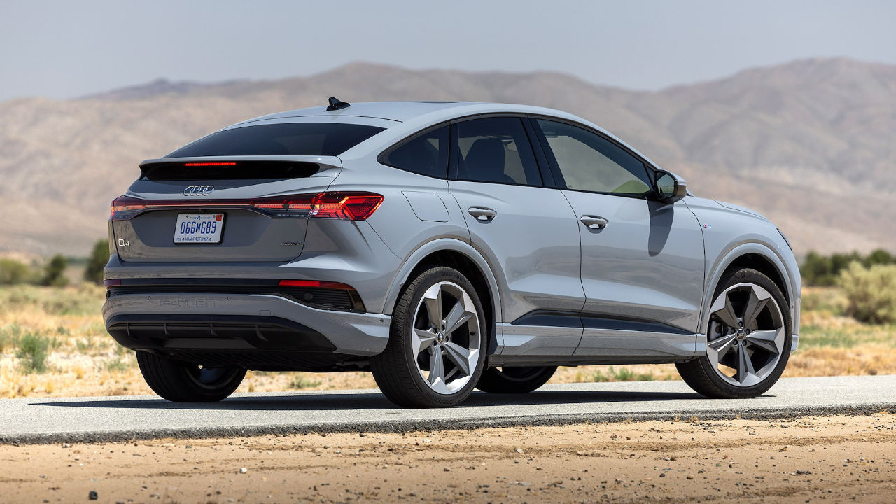vue latérale arrière d'une Audi Q4 e-tron 2025
