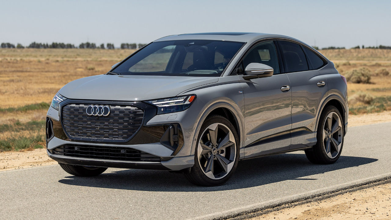 vue latérale avant d'une Audi Q4 Sportback e-tron 2025