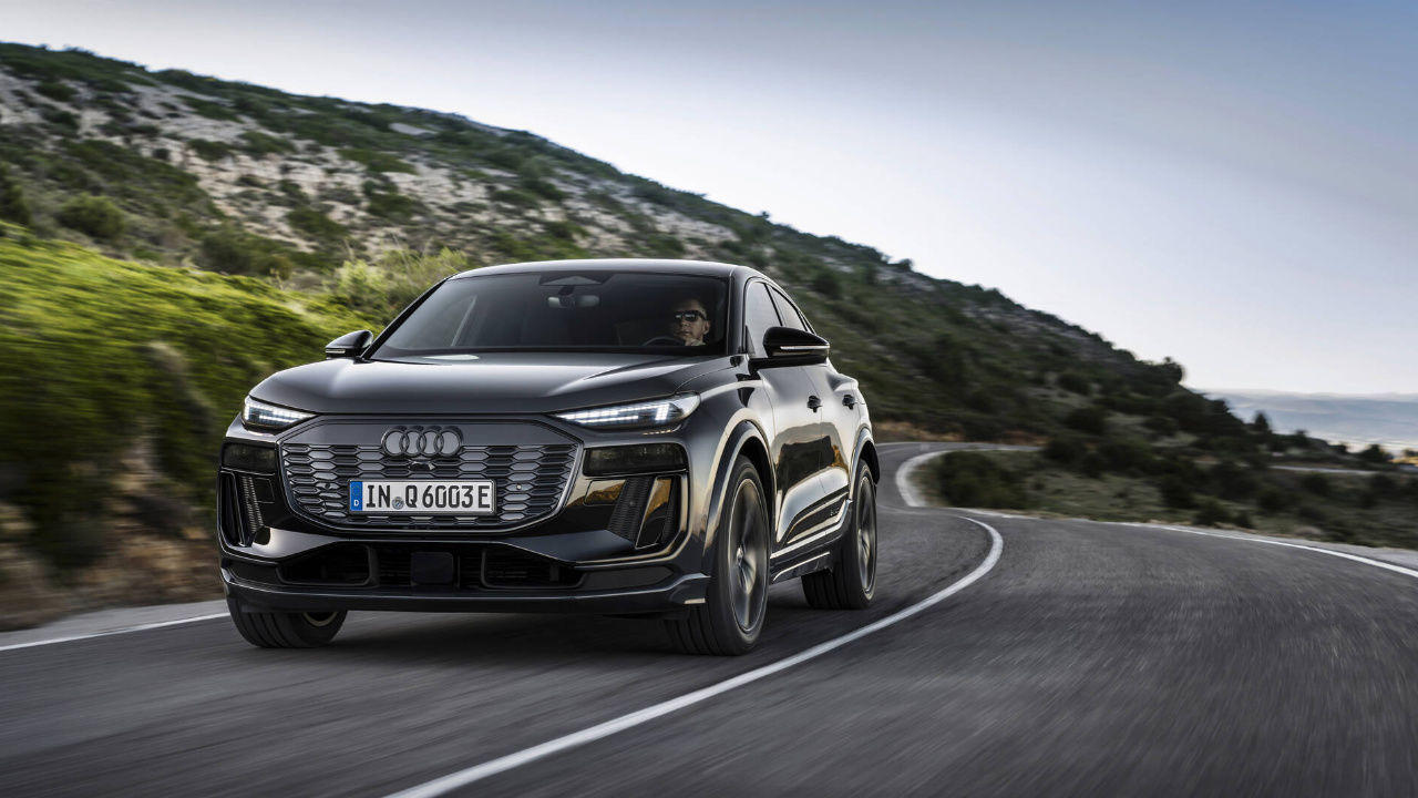 vue latérale avant d'une Audi Q6 e-tron 2025