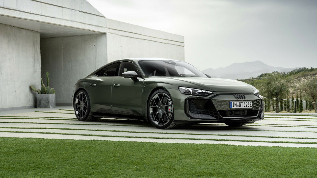 vue latérale avant d'un Audi RS e-tron GT Performance quattro 2025