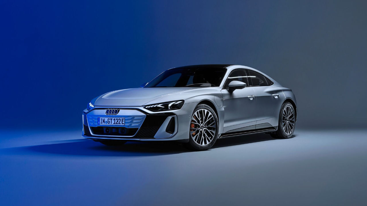 vue latérale avant d'une Audi S e-tron GT quattro 2025