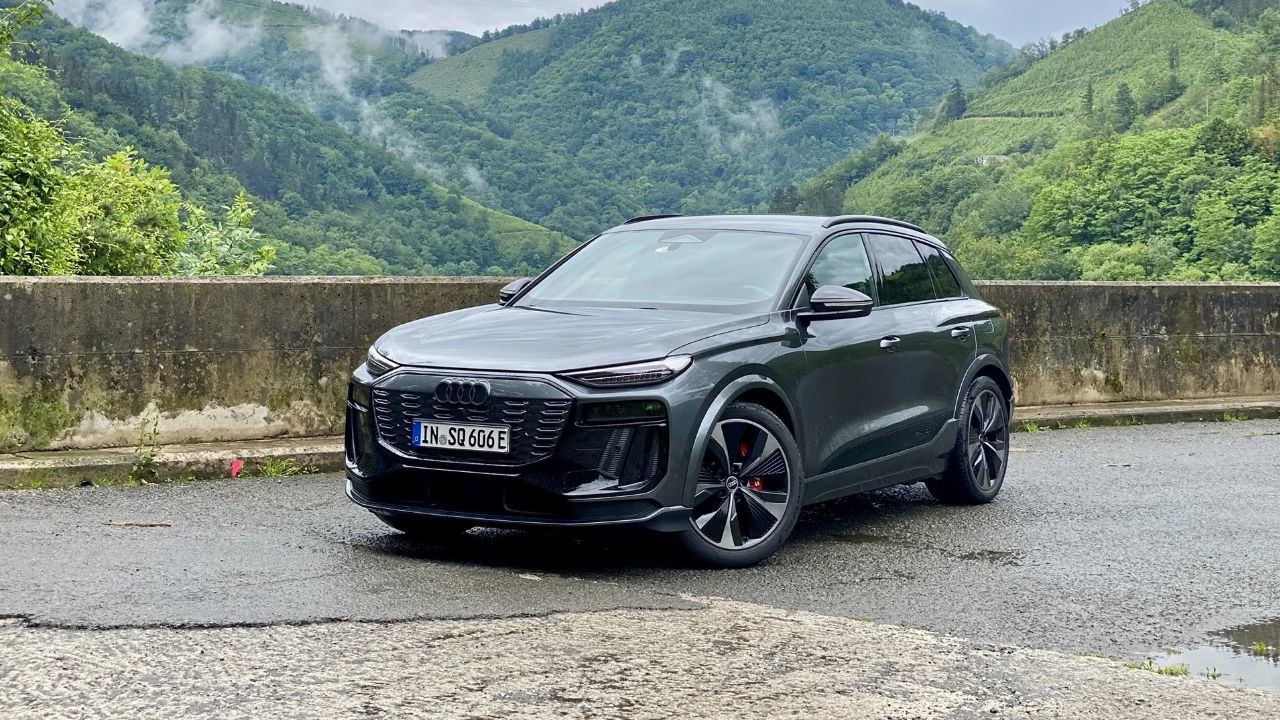 vue latérale avant d'une Audi SQ6 e-tron 2025