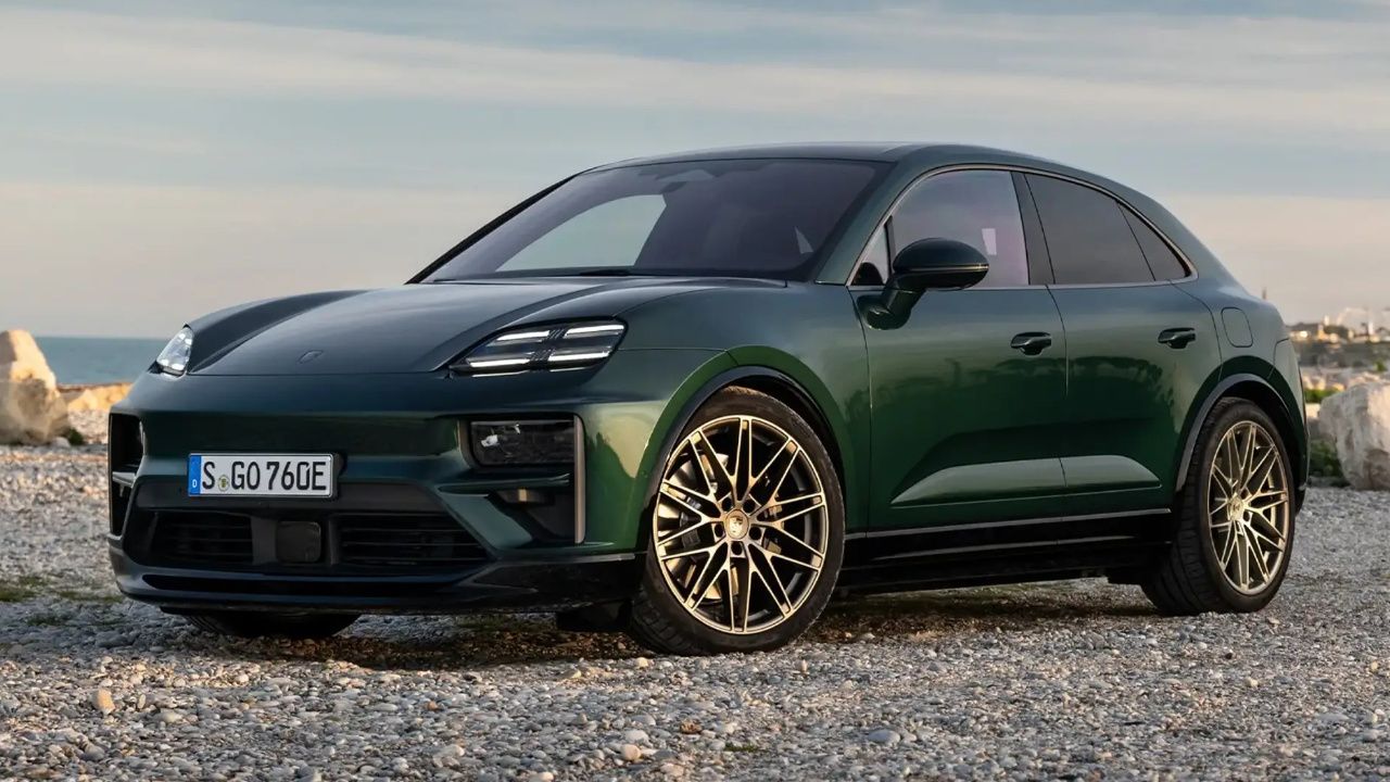 vue latérale avant d'une Porsche Macan EV 2025