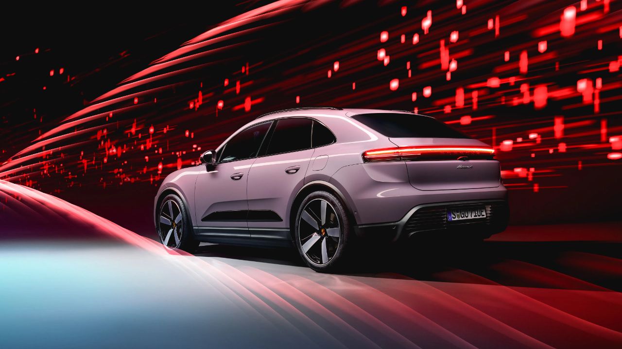 vue latérale arrière d'une Porsche Macan EV 2025