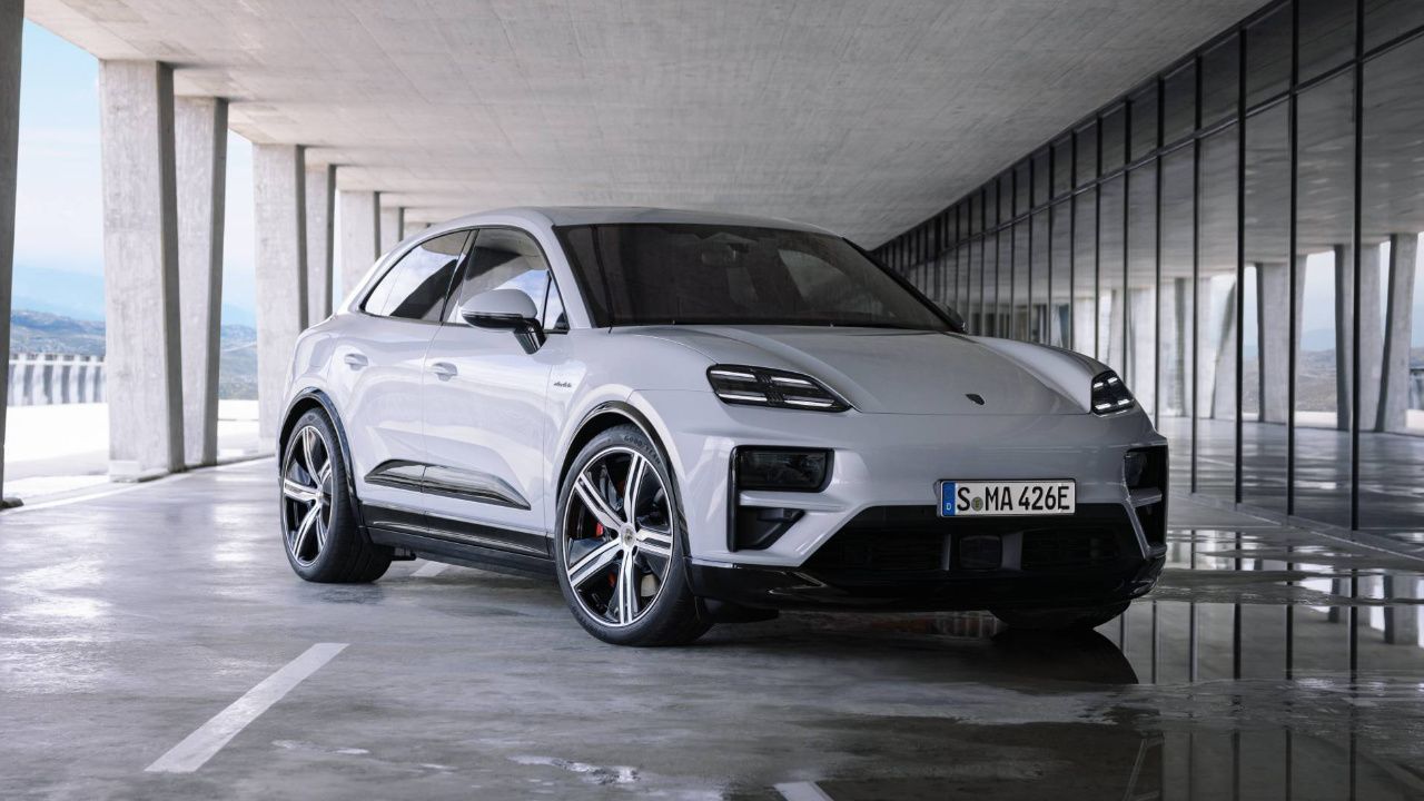 vue latérale avant d'une Porsche Macan EV 2025