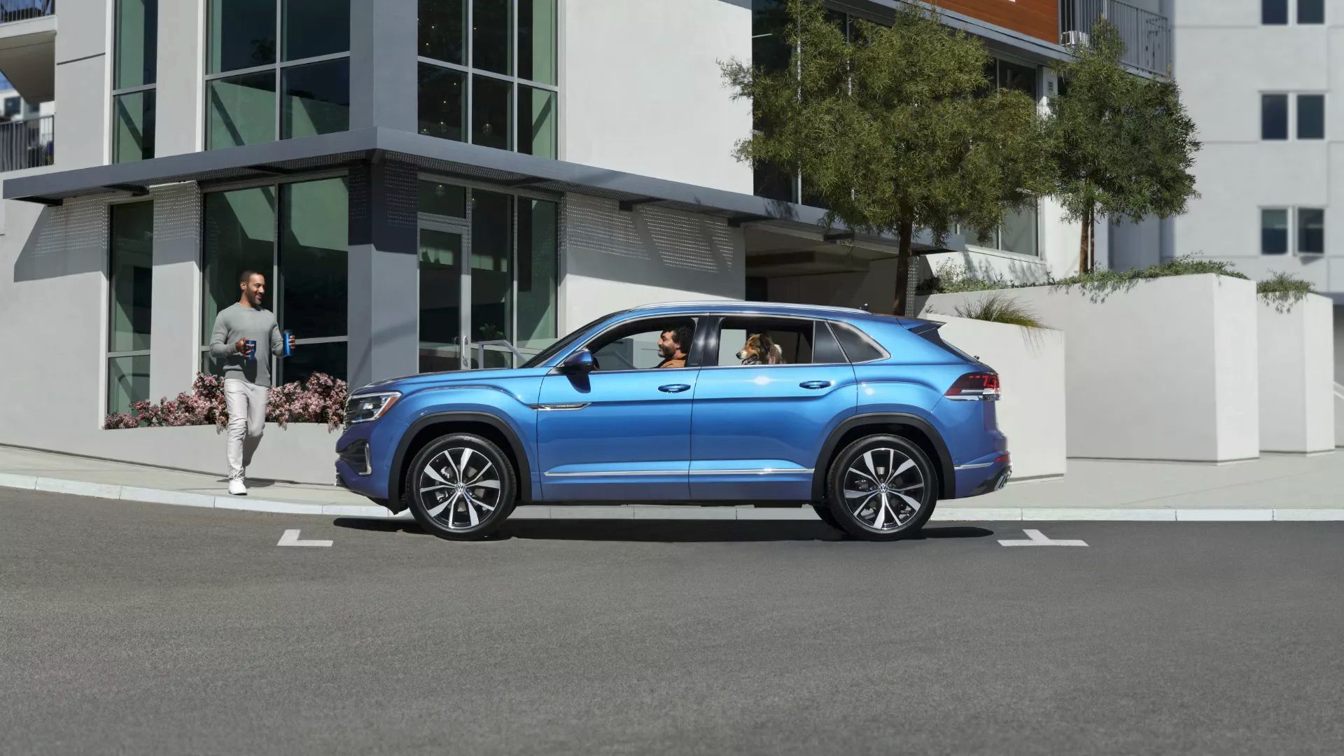 Le Volkswagen Atlas Cross Sport stationné devant un bâtiment en ville.