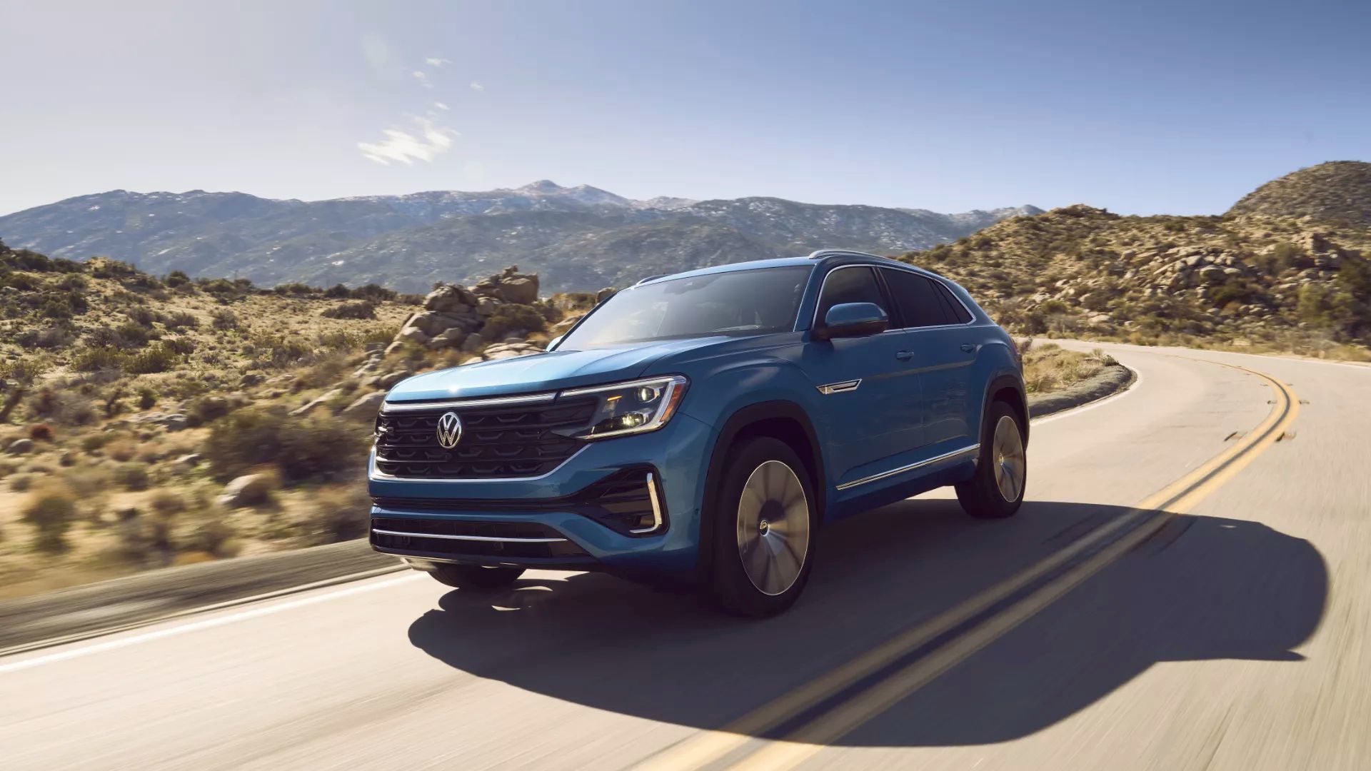 Le Volkswagen Atlas Cross Sport qui roule sur une route de montagne.