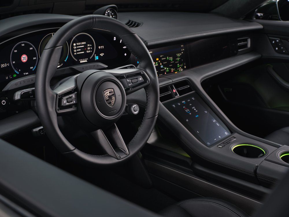 Onboard Technologies of the 2025 Porsche Taycan.