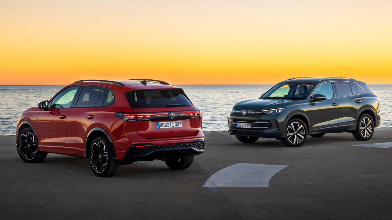 vue d'un duo de VW Tiguan 2025 sur le bord de la mer