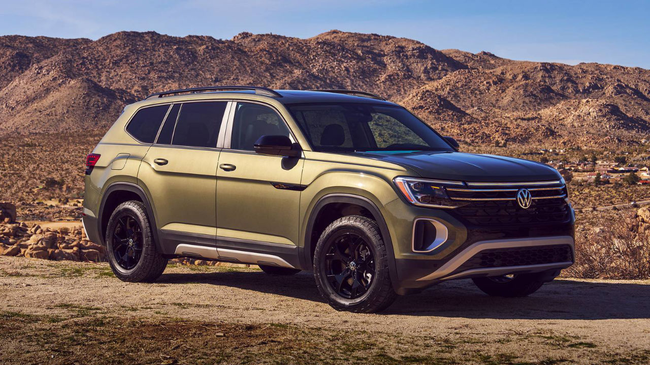 vue latérale avant d'une VW Atlas 2025 dans le désert