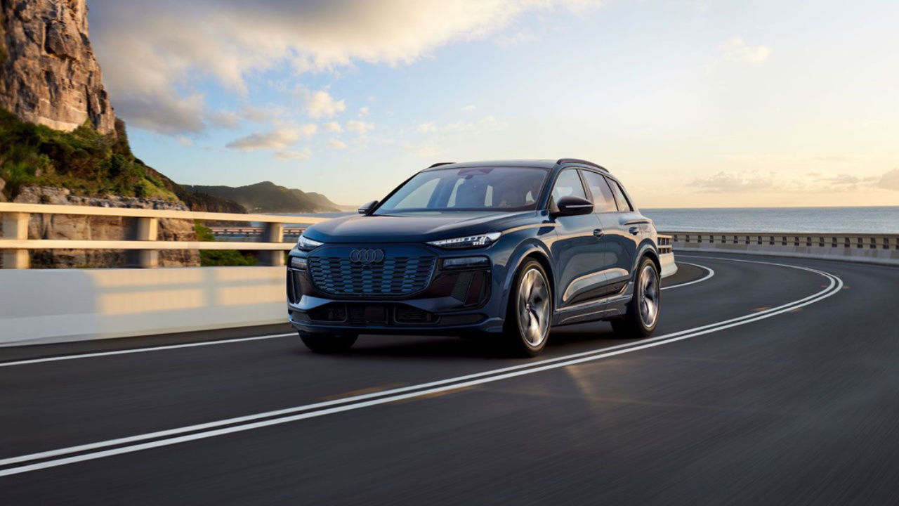 vue latérale avant d'une Audi Q6 e-tron 2025