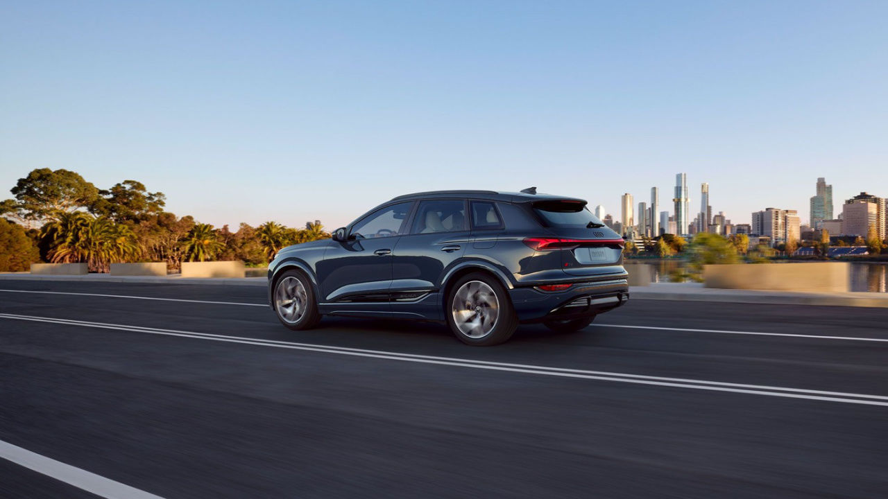 vue latérale arrière d'une Audi Q6 e-tron 2025 sur une autoroute