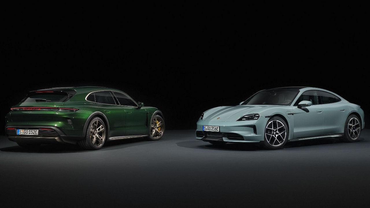 vue d'un duo de Porsche Taycan électric 2025 sur fond noir