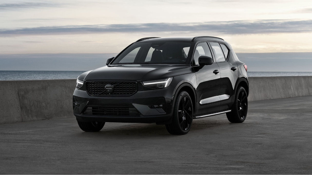 vue latérale avant d'une Volvo XC40 2025 au bord de la mer