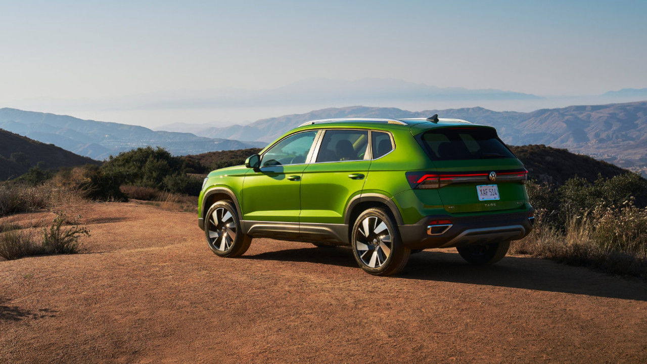 vue latérale arrière d'une VW Taos 2025 dans les montagnes