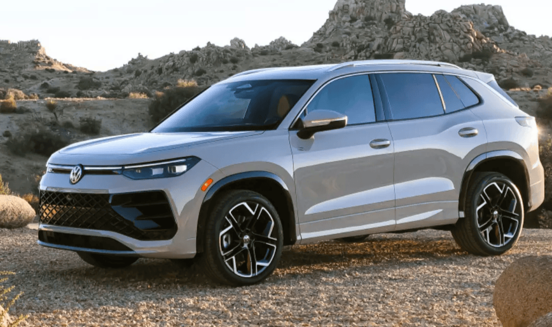 Vue d'une Volkswagen Tiguan 2025 stationnée.