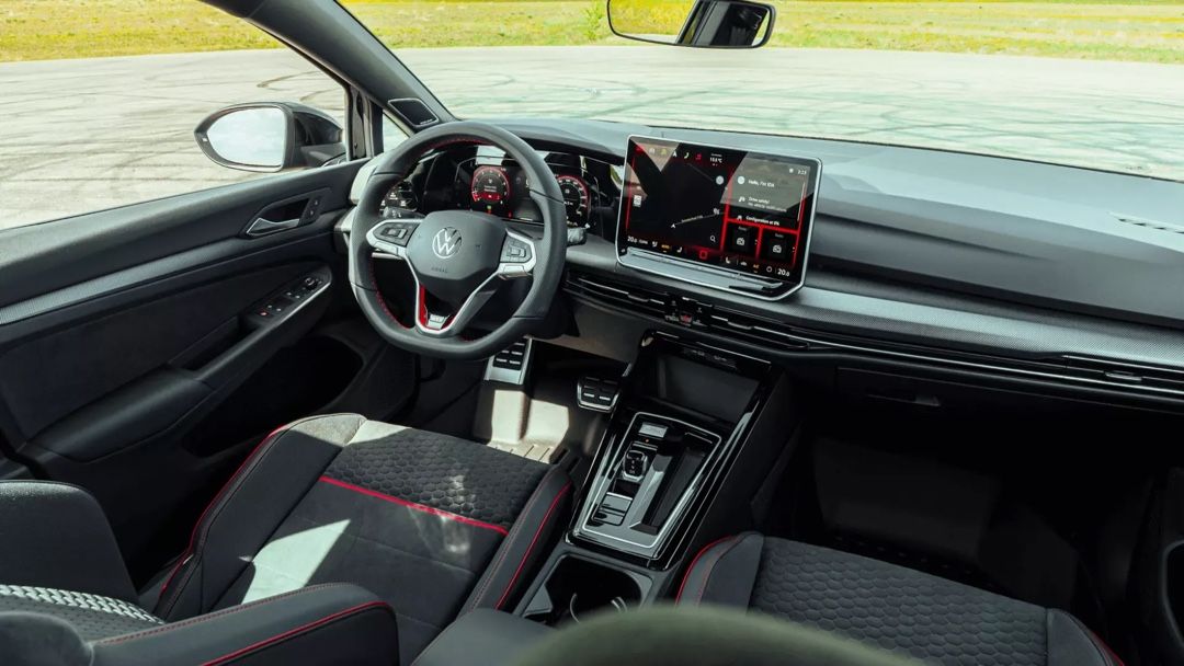 Habitacle de la Volkswagen Golf GTI 2026 mettant en valeur le nouveau tableau de bord numérique et les finitions sport inspirées de son héritage primé.