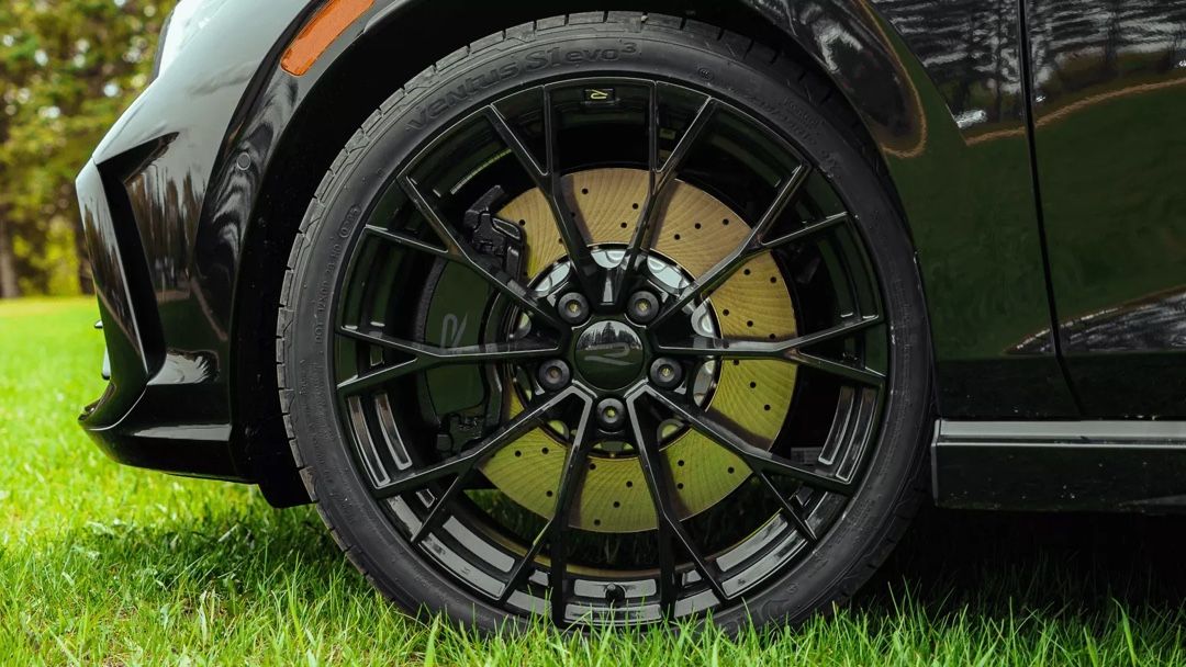 Gros plan sur la roue avant et le frein haute performance de la Volkswagen Golf R 2026 noire, mettant en valeur ses composants sportifs qui soutiennent son titre MotorTrend 2026.