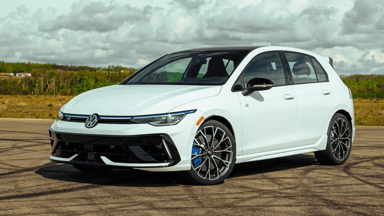 vue latérale avant d'un VW Golf R 2026