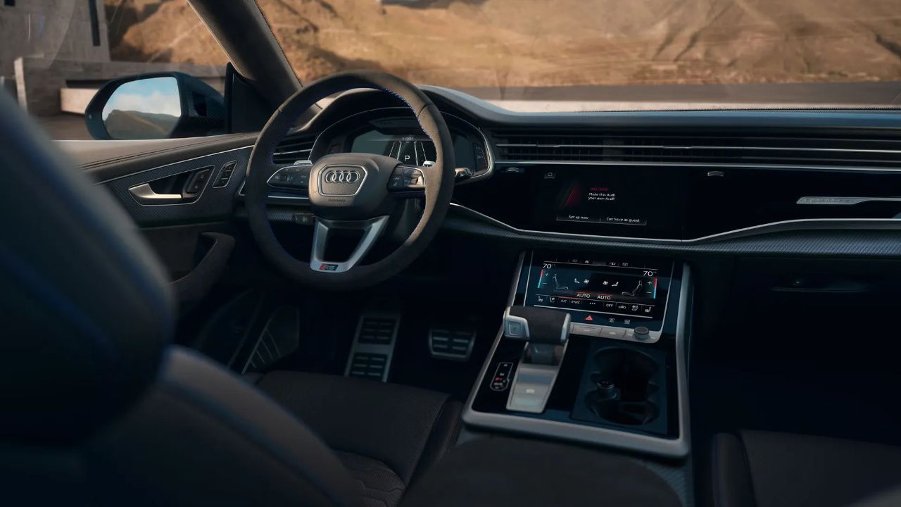 vue de l'habitacle et du tableau de bord d'une Audi Q8 2026