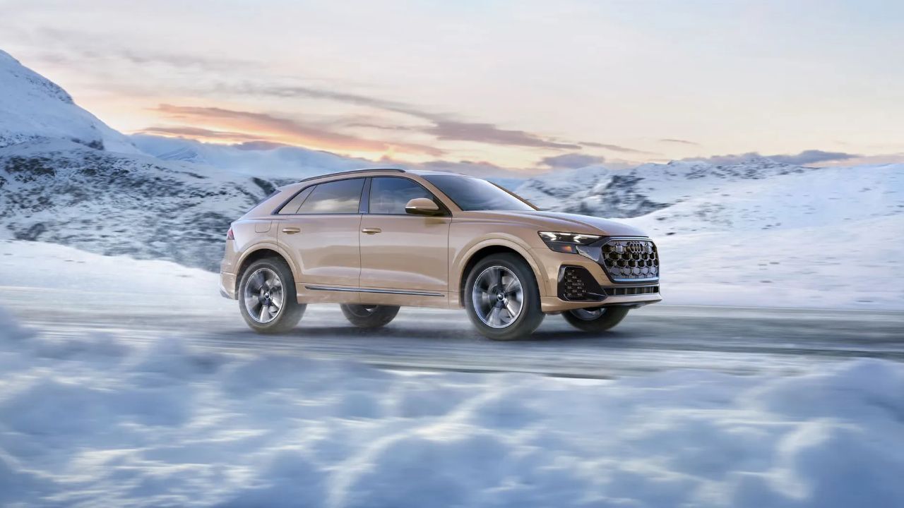 vue latérale avant d'une Audi Q8 2026