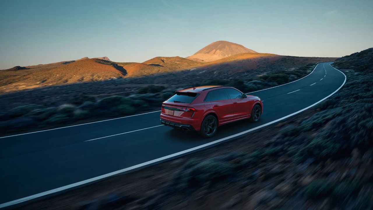 vue latérale avant d'une Audi RS Q8 2026