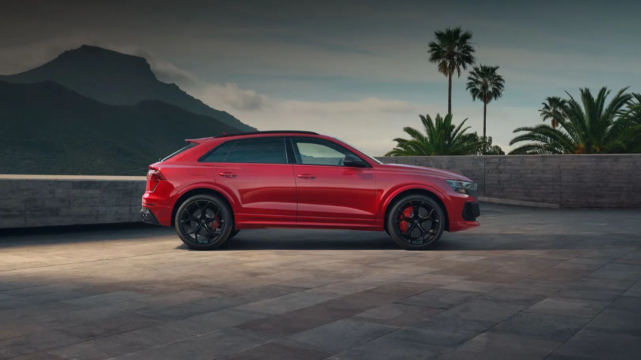 vue latérale d'une Audi RSQ8 2026