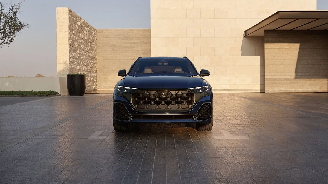 vue frontale d'une Audi SQ8 2026