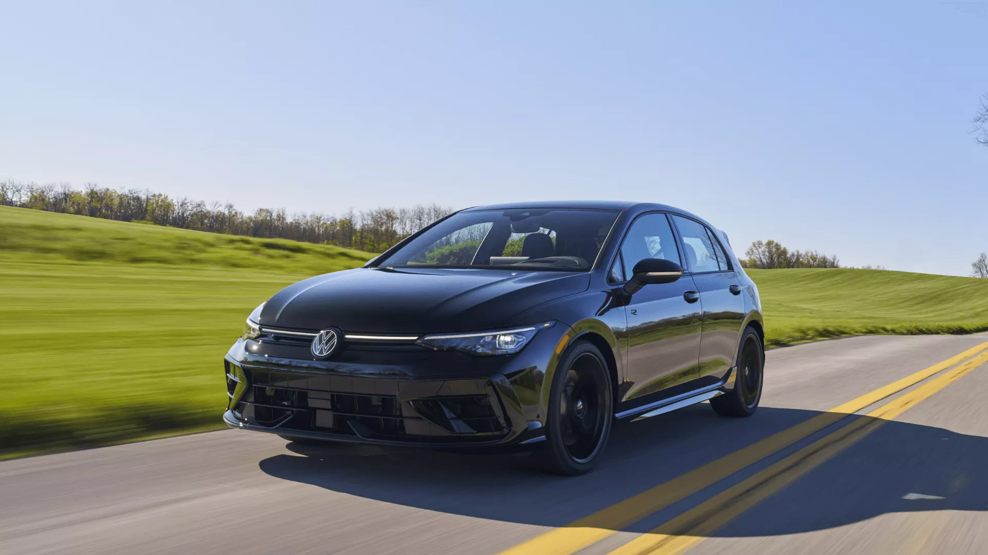 Golf R 2026 en Mythos noir métallisé, vue trois quarts avant avec jantes Warmenau de 19 po