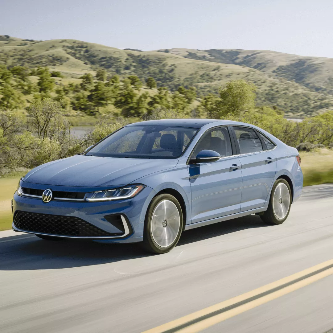 Volkswagen Jetta 2026 en Bleu Monterey nacr&eacute;, vue trois quarts avant avec phares &agrave; DEL et calandre