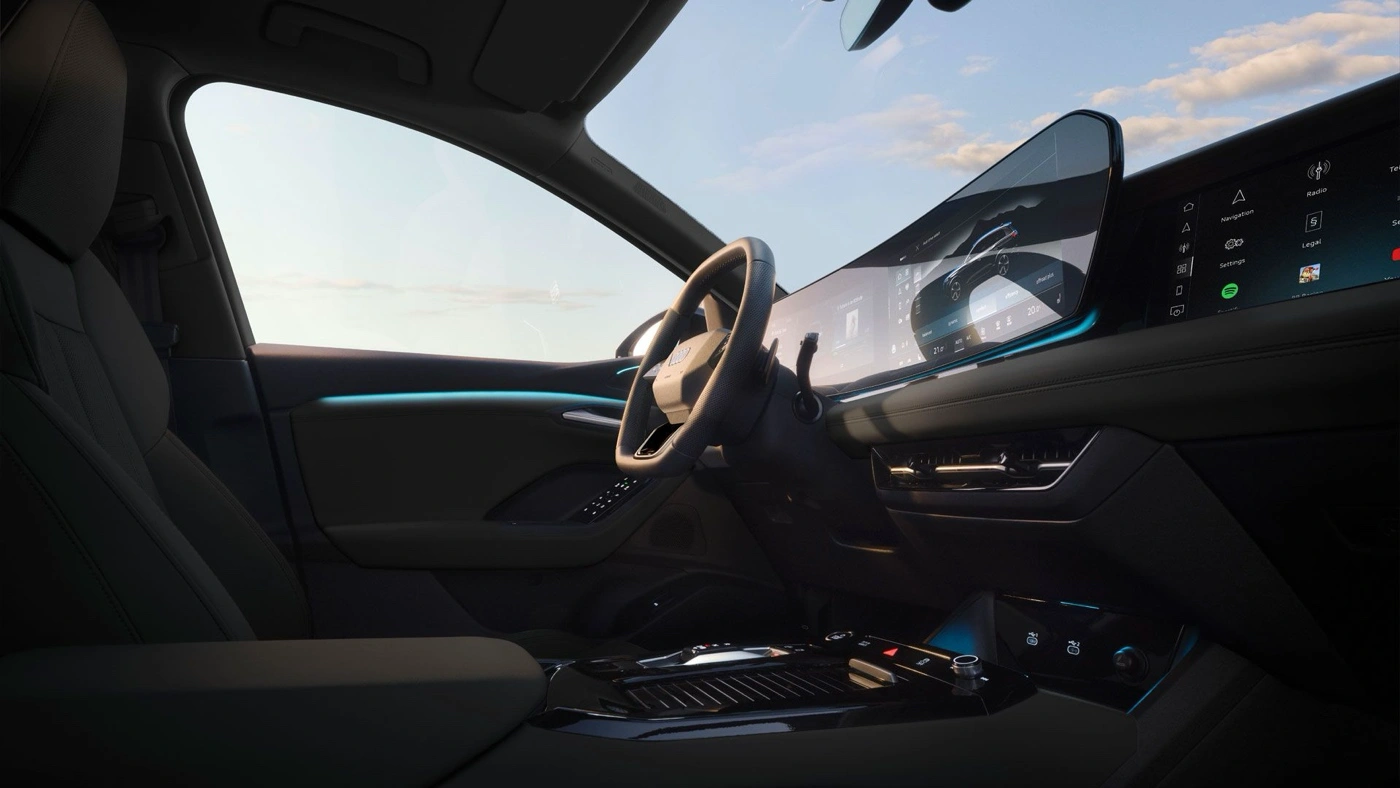 Habitacle de l&rsquo;Audi Q6 e-tron avec cockpit num&eacute;rique, grand &eacute;cran et toit panoramique.