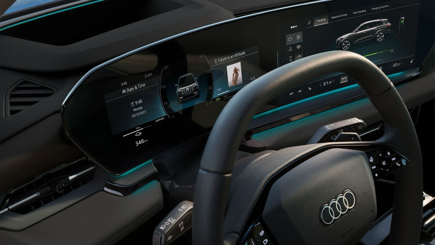 Cockpit num&eacute;rique de l&rsquo;Audi Q6 e-tron avec &eacute;crans et interface technologique embarqu&eacute;e.