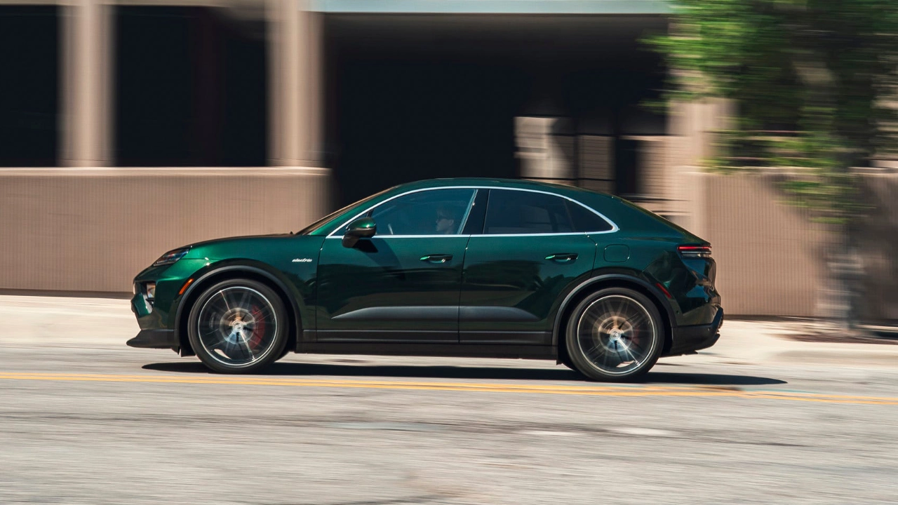 Profil latéral du Porsche Macan électrique mettant en évidence sa silhouette aérodynamique et ses roues sportives