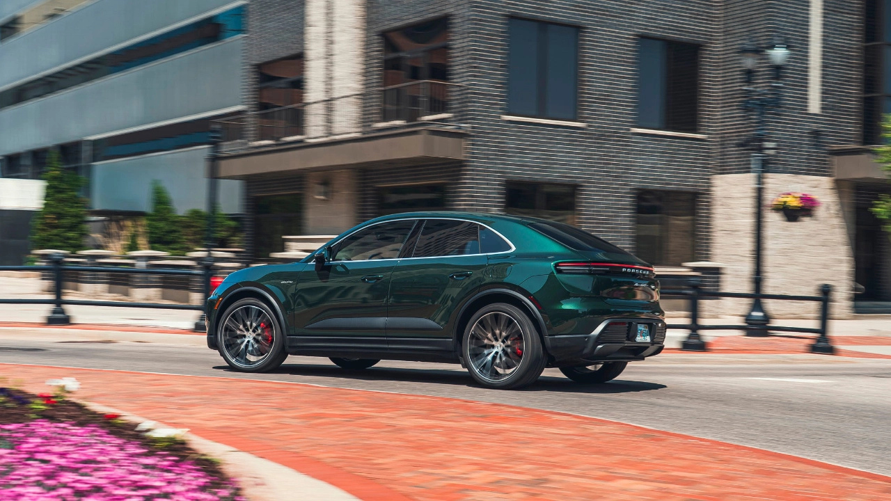 Gros plan sur le phare avant à DEL et l'aile sculptée du nouveau Porsche Macan