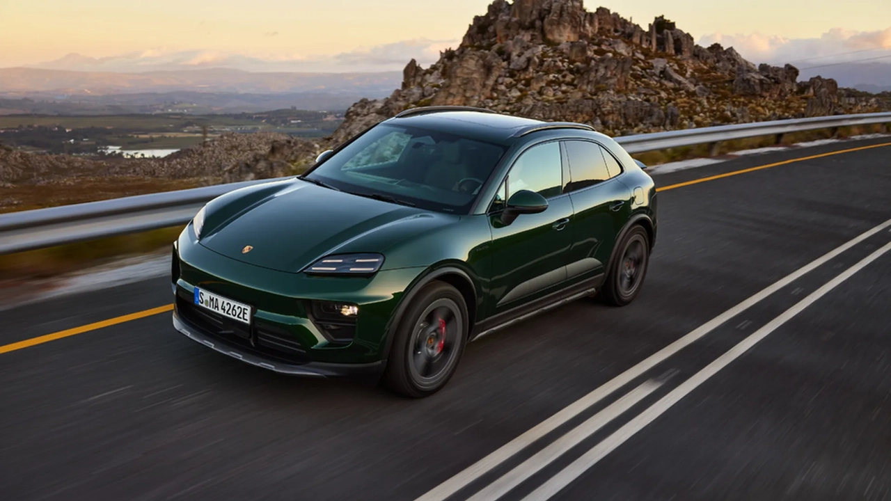 Vue de trois-quarts avant du Porsche Macan électrique illustrant son design moderne