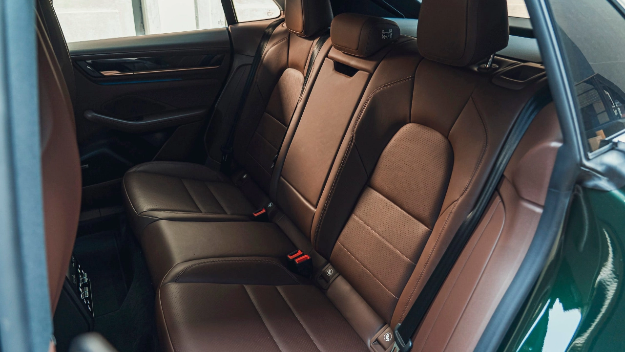 Vue arrière du Porsche Macan électrique montrant le bandeau lumineux à DEL continu