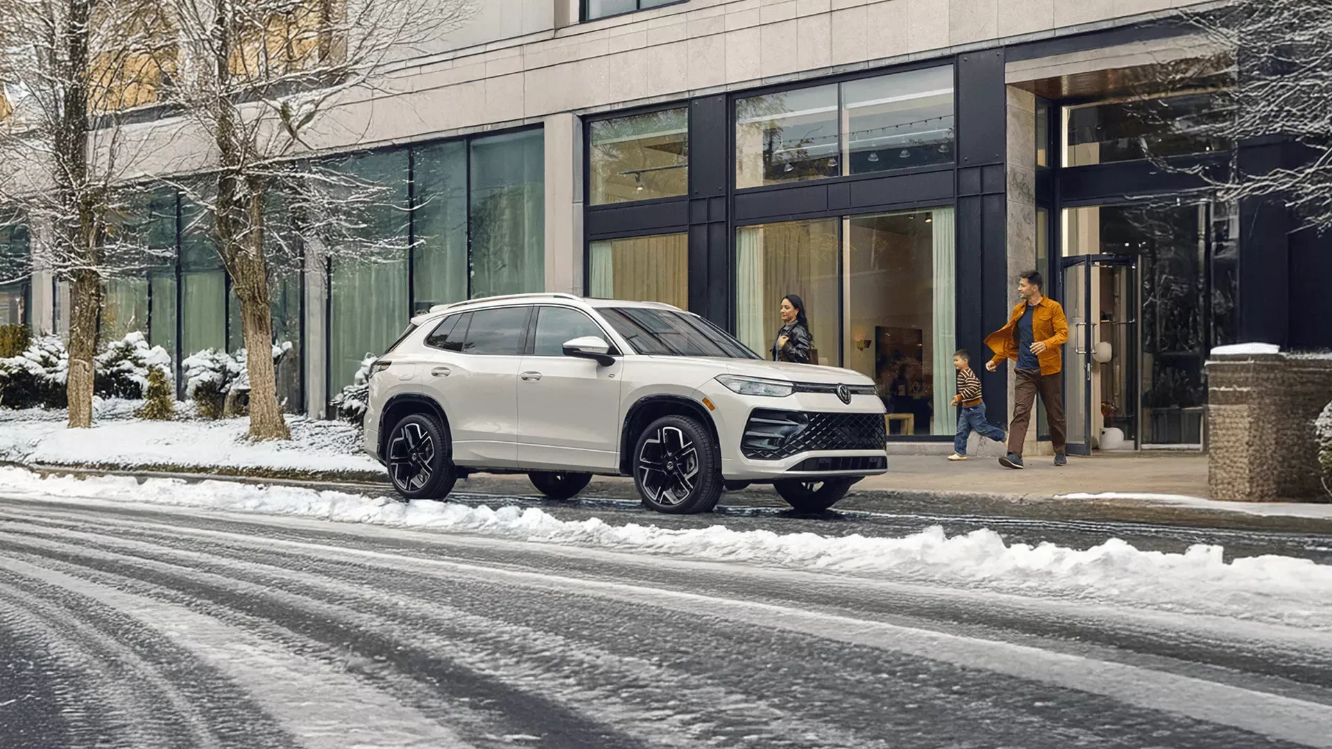 White 2026 Volkswagen Tiguan in winter in front of a building to illustrate the technical sheet and versatility of the SUV.