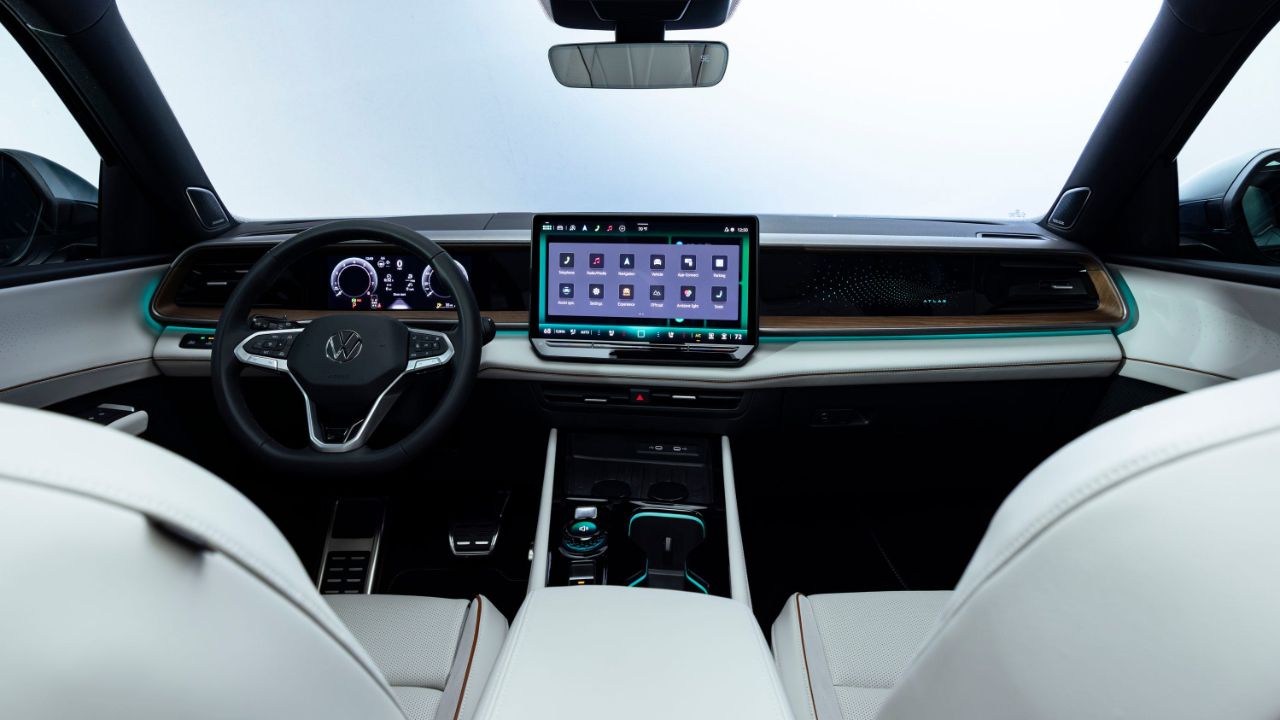 vue de l'habitacle et tableau de bord d'un VW Atlas 2027