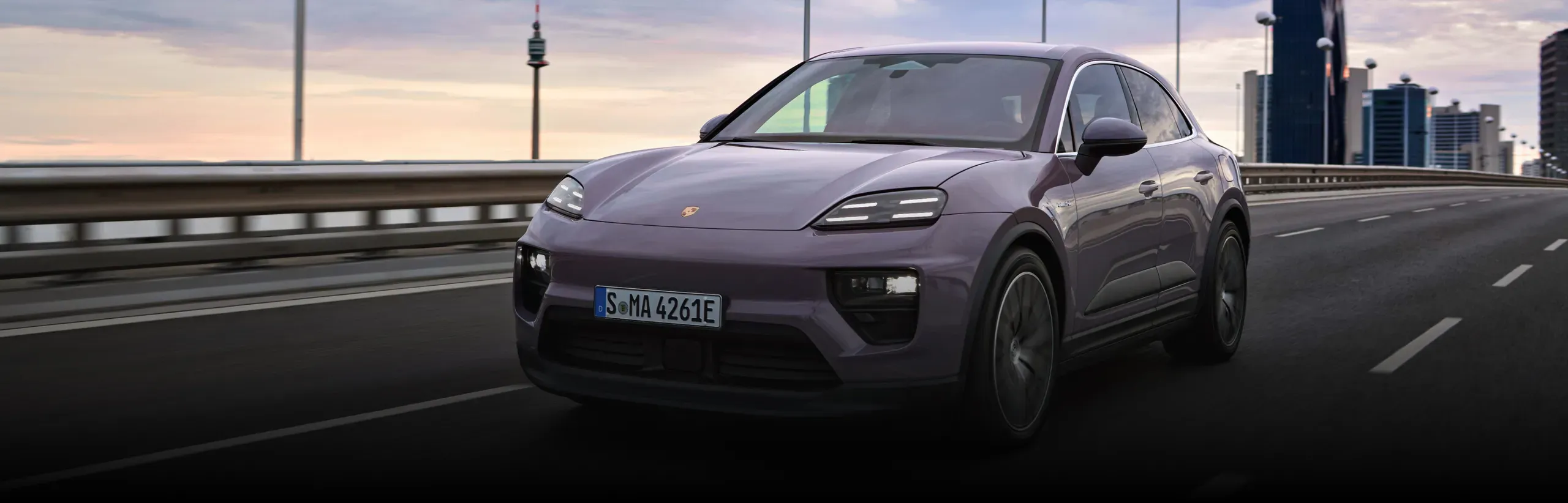 vue lat&eacute;rale avant d'une Porsche Macan 2026