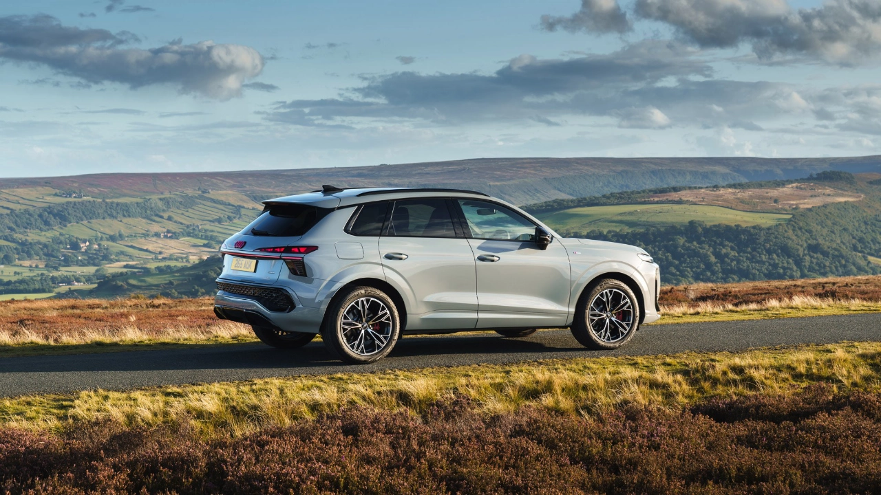 Vue de trois-quarts arrière de l'Audi Q3 illustrant son design moderne et ses feux à DEL