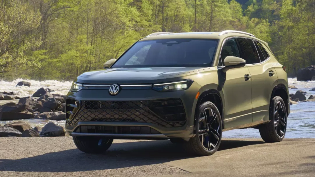 Vue de trois-quarts avant du Volkswagen Tiguan 2026 illustrant sa silhouette dynamique